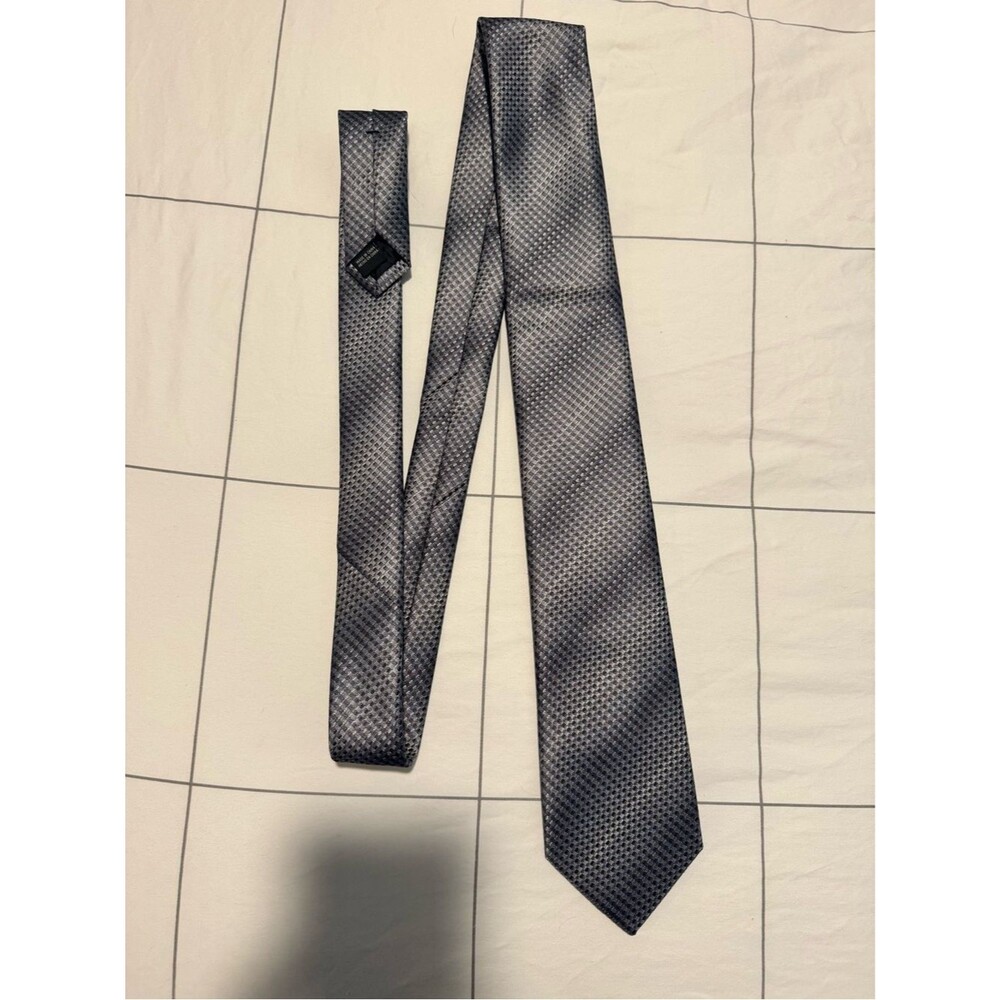 Men’s gray patterned tie
